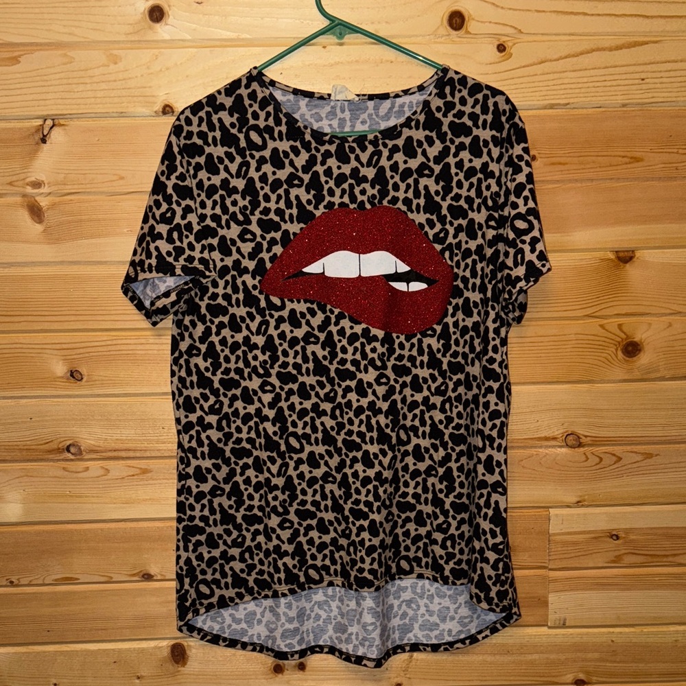 💋Chic Leopard Print Tee with Bold Red Lips💋